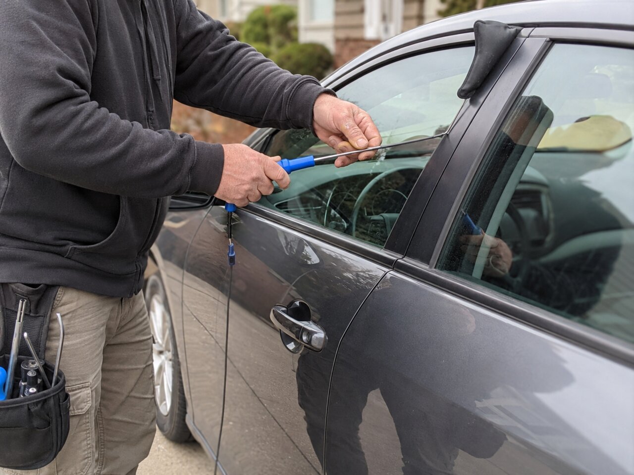 Locksmith contractor